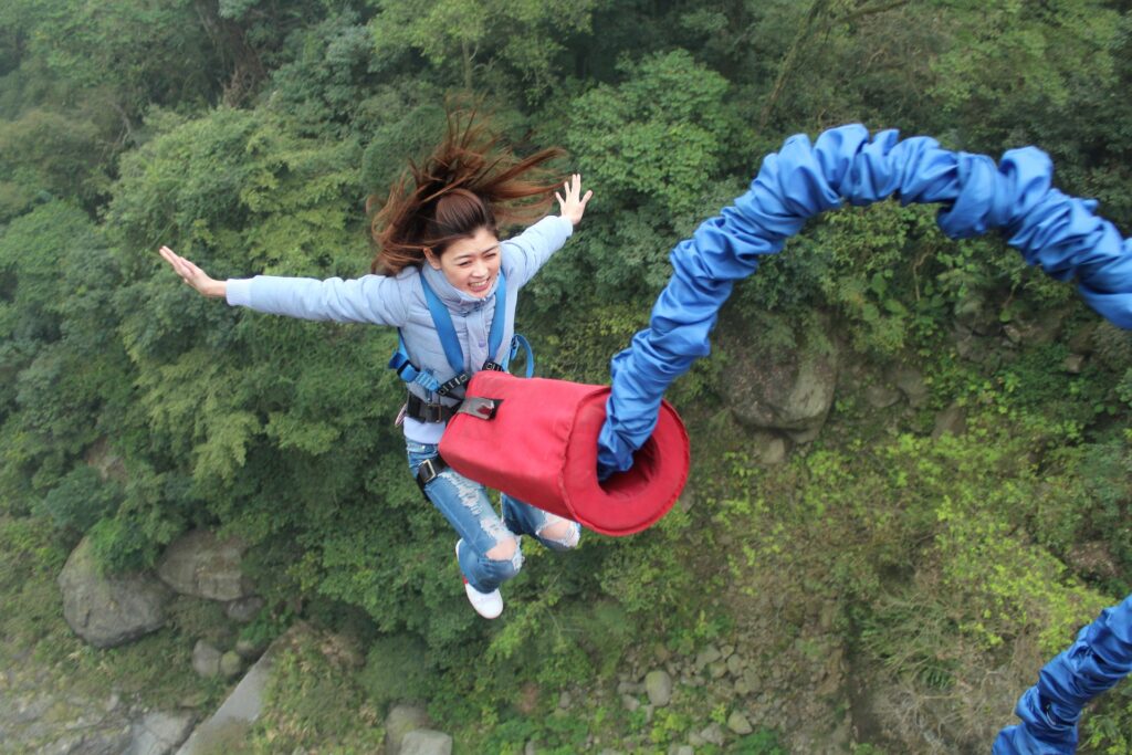 Bungeejumping geht kopfüber oder - wie hier - auch in anderen Positionen.