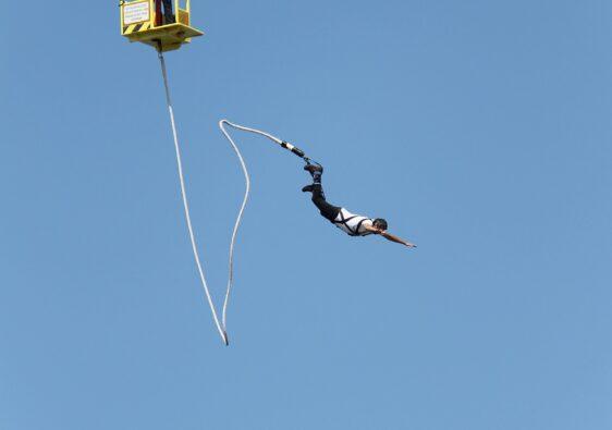 Bungeejumping ist ein Sport der viel Adrenalin verspricht.