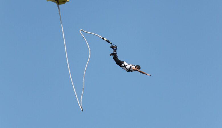 Bungeejumping ist ein Sport der viel Adrenalin verspricht.