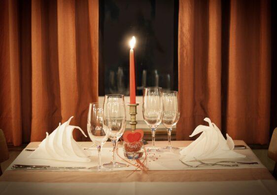 Der Tisch muss nicht schön gedeckt sein, wenn man beim Dinner in the Dark ist!