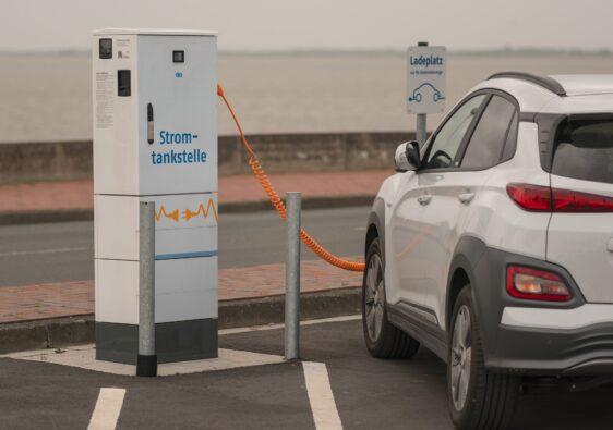 Das Bild wird immer normaler - trotzdem ist das E-Auto fahren für viele noch immer ein neues Erlebnis.