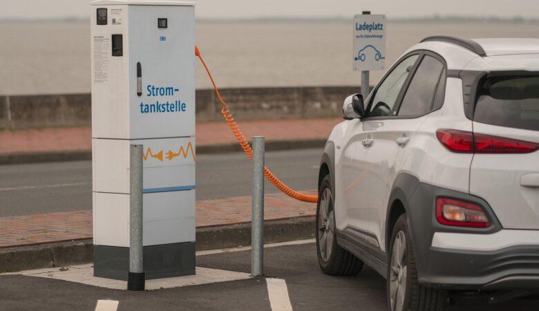 Das Bild wird immer normaler - trotzdem ist das E-Auto fahren für viele noch immer ein neues Erlebnis.