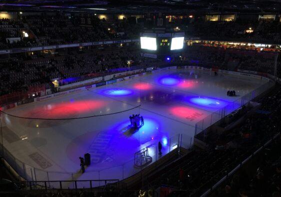 Jeder Eishockey-Fan kennt sie. Dank ihr wird das Eis wieder glatt. Eine Eismaschine fahren ist Kindheitstraum.