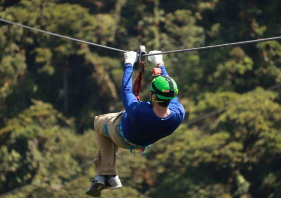 Eine Zip-Line fahren - dabei kann es ziemlich schnell werden!