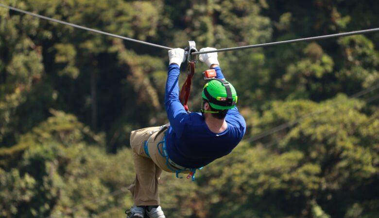 Eine Zip-Line fahren - dabei kann es ziemlich schnell werden!