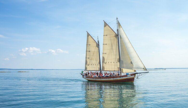 Wind und Wasser kann man nur beim Segeln bezwingen. Einen Segeltörn machen zu können ist der Traum vieler Menschen.