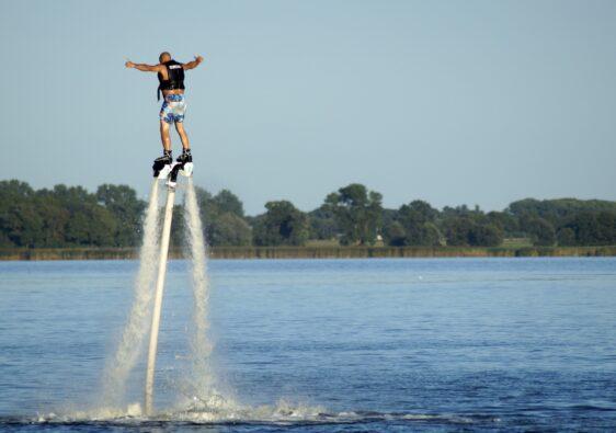Coole Posen und wilde Stunts sind mit beim Flyboarding möglich.