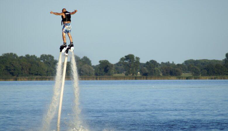 Coole Posen und wilde Stunts sind mit beim Flyboarding möglich.