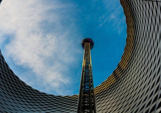 Manche bekommen schon beim Anblick nasse Hände, andere lieben den Kick beim Freefall Tower fahren.