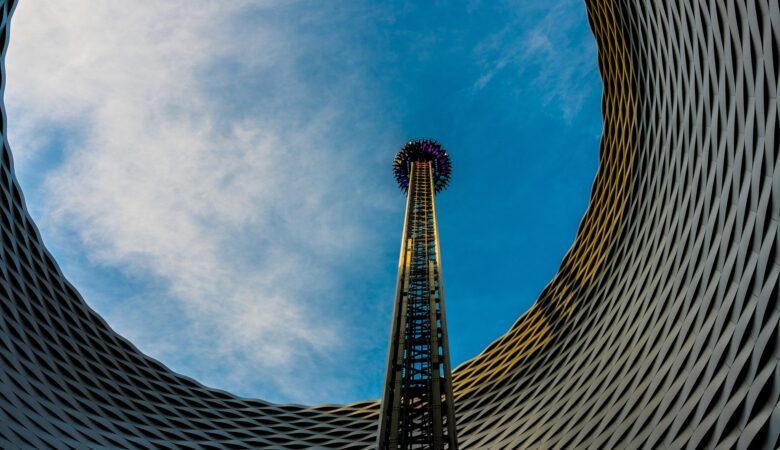 Manche bekommen schon beim Anblick nasse Hände, andere lieben den Kick beim Freefall Tower fahren.