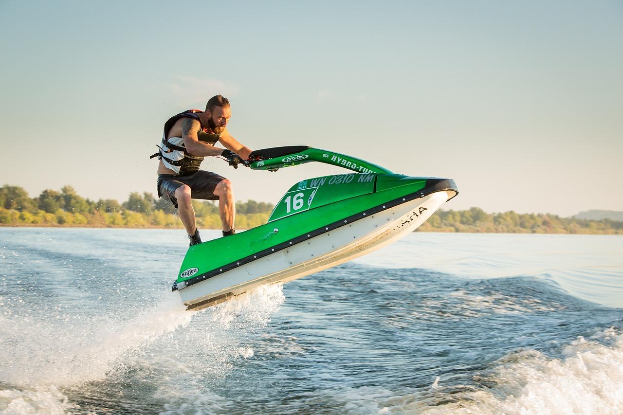 Jetskis sind absoluter Spaßgeräte. Daher ist Jetski fahren auf vielen Bucket Lists vertreten.