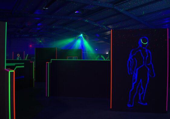 Lasertag wird in dunklen, neon-beleuchteten Räumen gespielt und macht viel Spaß.