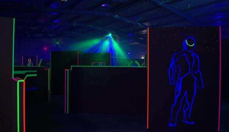Lasertag wird in dunklen, neon-beleuchteten Räumen gespielt und macht viel Spaß.