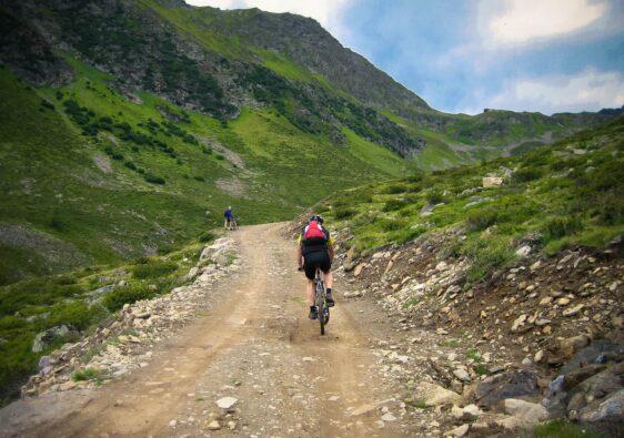 Mit dem Mountain Bike durch die Berge fahren. Ein echter Traum!