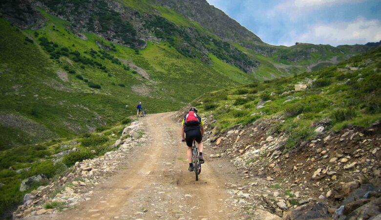 Mit dem Mountain Bike durch die Berge fahren. Ein echter Traum!