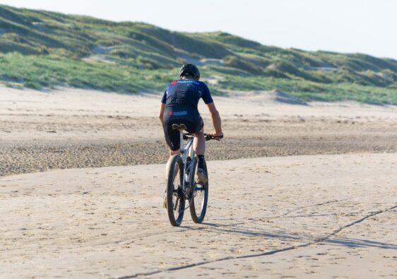 Am Strand weht einem die kalte Brise ins Gesicht, Salzwasser spritzt und man weiß, man macht eine Mountain Bike Tour am Strand.