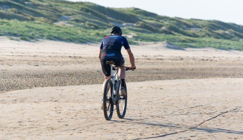 Am Strand weht einem die kalte Brise ins Gesicht, Salzwasser spritzt und man weiß, man macht eine Mountain Bike Tour am Strand.