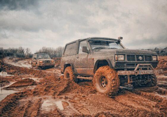 Durch Matsch, über Hügel, Stock und Stein. Offroad fahren ist für viele ein Traum.