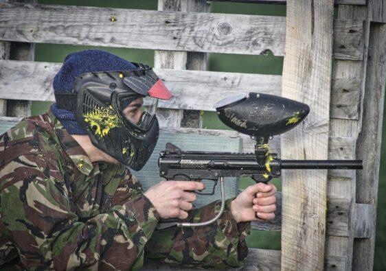 Schmerzhaft und anstrengend ist Paintball spielen ganz sicher. Aber auch sehr spaßig.