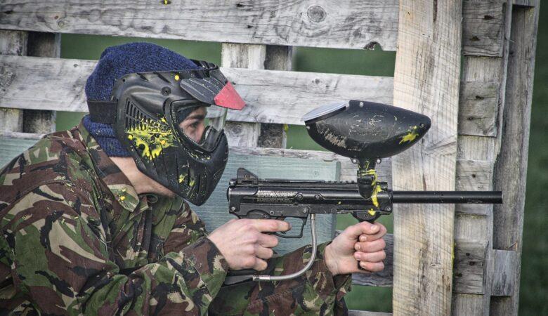 Schmerzhaft und anstrengend ist Paintball spielen ganz sicher. Aber auch sehr spaßig.