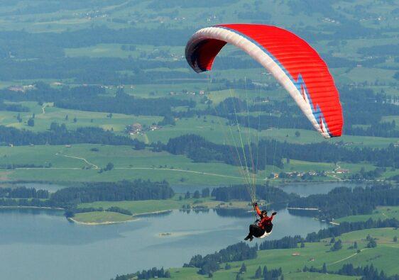 Ähnlich wie beim Hanggleiter hat man beim Paragliding schier endlose Freiheit.