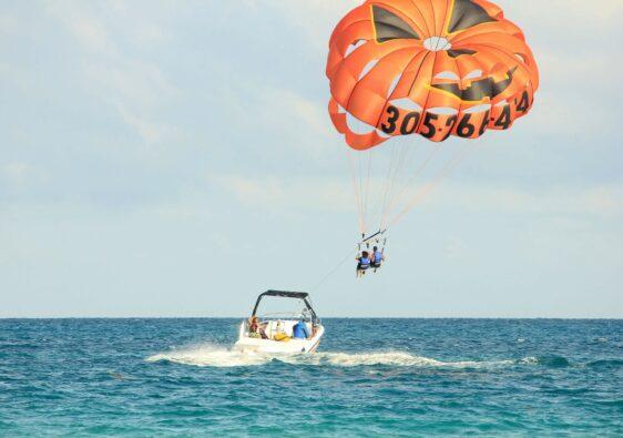 Parasailing eignet sich auch für Menschen mit Höhenangst.