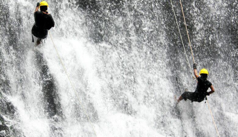 In einem Wasserfall abseilen - Ein Traum vieler Menschen.