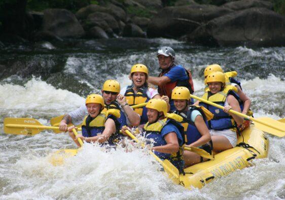 Man wird ordentlich durchgeschüttelt: Wildwasserrafting.