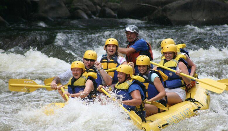 Man wird ordentlich durchgeschüttelt: Wildwasserrafting.