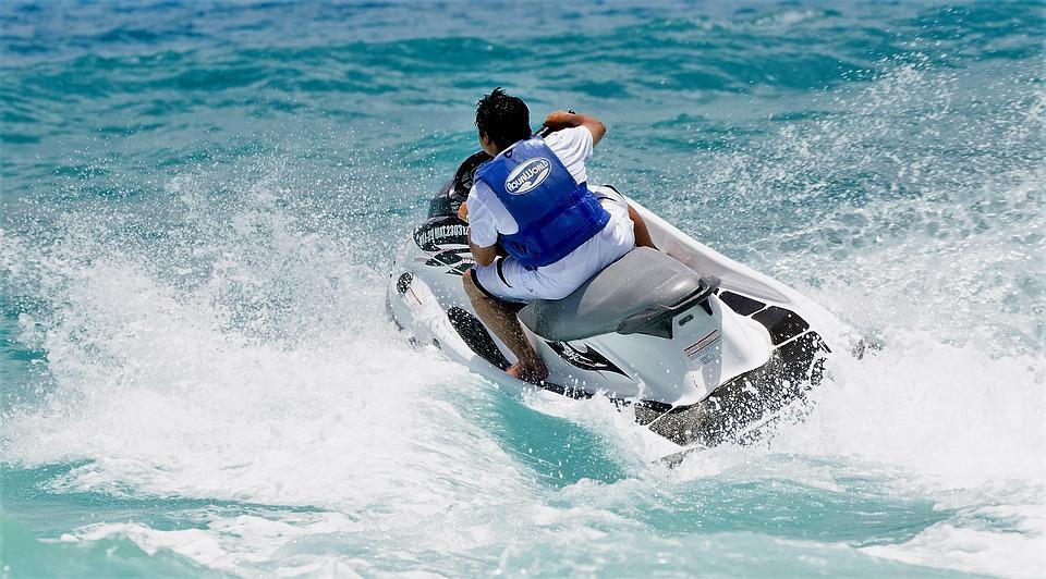 Jetskis sind absoluter Spaßgeräte. Daher ist Jetski fahren auf vielen Bucket Lists vertreten.